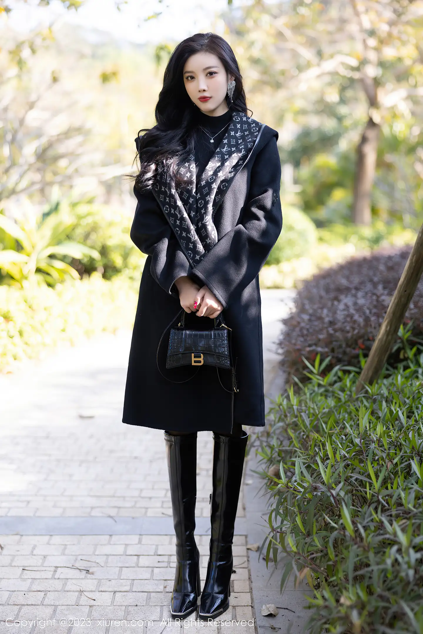 图片[2]-[XiuRen秀人网]2023.02.06 VOL.6219 顾乔楠Cora 紧身吊带深V连衣裙与黑色蕾丝内衣加黑丝美腿性感私房写真集-秀人网官方网站